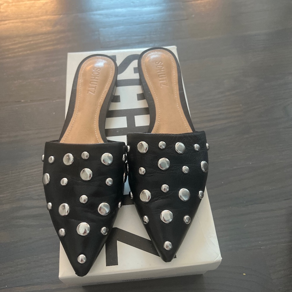 Schutz slide/flat mule. Pointy toe with stud. Style zorba. 7.5